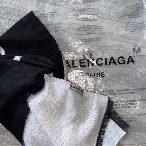 Balenciaga Logo Wool Scarf - Picture 9 of 10